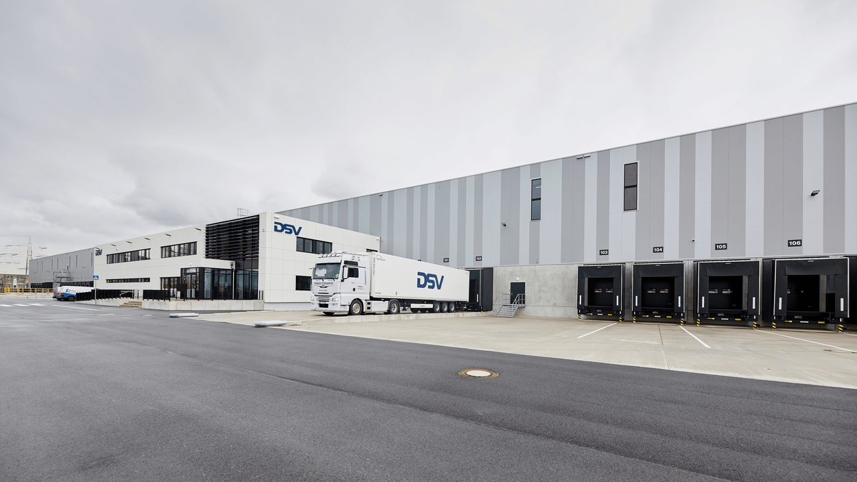 DSV trailer står utenfor DSV terminal.